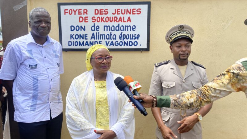 Sokourala: madame Kone Salimata épouse Diomandé Vagondo offre un foyer des jeunes, des chaises, et 450 sacs scolaires aux jeunes et élèves de Sokourala.