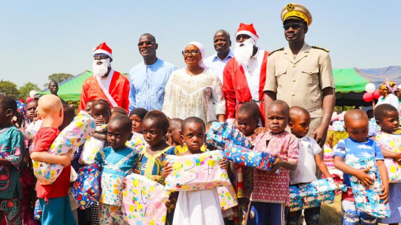 Biankouma// Arbre de Noël a Sokourala, l’épouse du ministre Vagondo Diomandé comble 500 enfants de cadeaux.