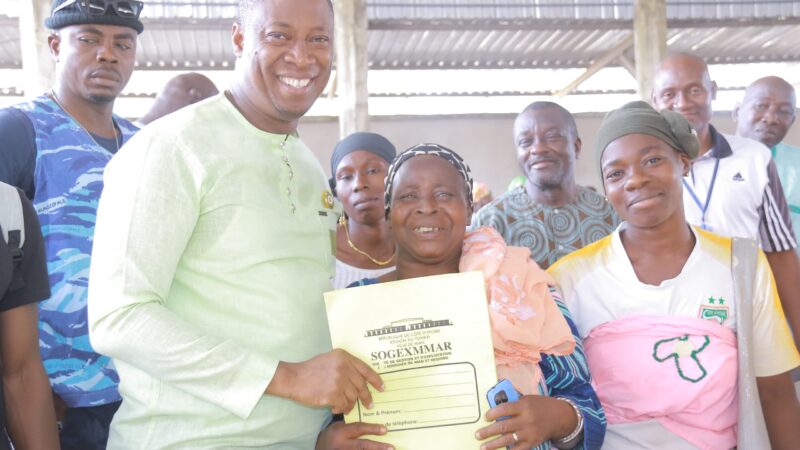 Man / le maire Aboubacar Fofana livre le deuxième hangar du marché aux commerçantes