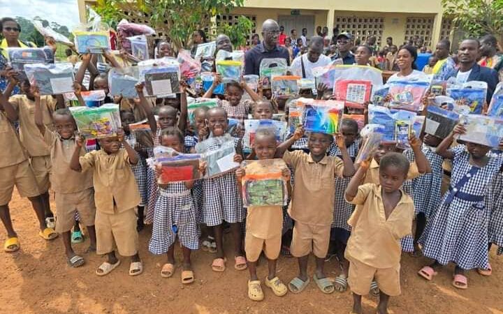 “Kits Scolaires à Facobly : Un Pas Vers l’Éducation pour Tous” 