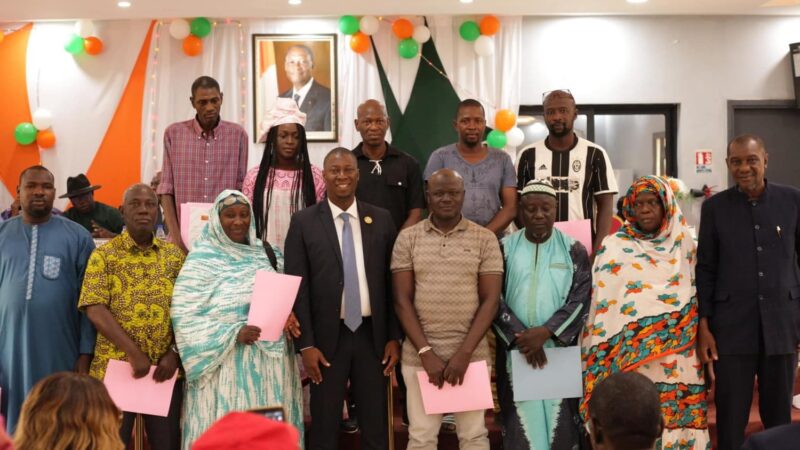 4e Réunion du Conseil Municipal de 2024 : Le Maire Aboubakar Fofana Remet des arrêtés de propriété aux commerçants propriétaires de magasin au grand Marché de Man