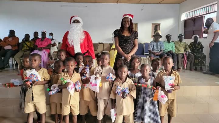 MAGIE DE NOËL À GOUOPLEU : TATA PATRICIA MAHI OFFRE DES MOMENTS INOUBLIABLES À DES CENTAINES D’ENFANTS