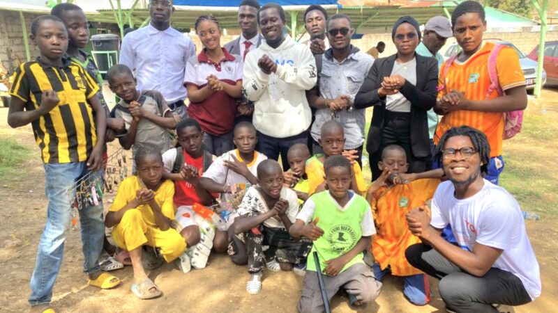 Man / “Des Rêves sous des Chaussures”, Un Anniversaire Social en Hommage aux Enfants Cireurs
