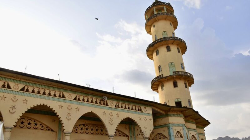 Man : La prière résonne à nouveau à la grande mosquée des sunites après neuf ans de fermeture