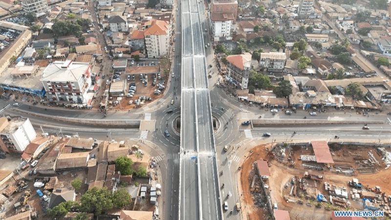 Témoin de l&rsquo;ingéniosité sino-guinéenne, un échangeur contribue à réduire la congestion à Conakry (REPORTAGE)
