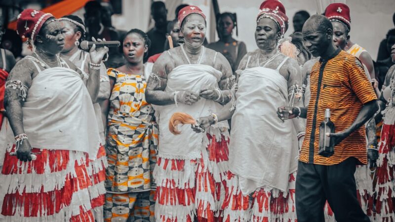 Côte d’Ivoire : Qui sont les Komians, ces gardiennes des traditions et protectrices spirituelles?