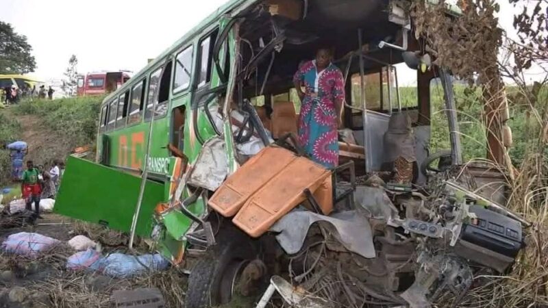 Issia : un car de footballeurs percute un camion, trois morts