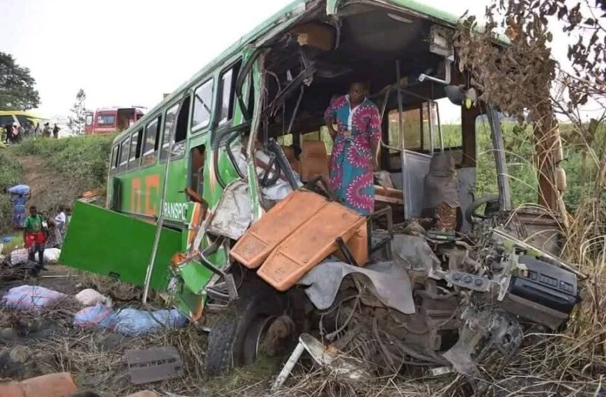 Issia : un car de footballeurs percute un camion, trois morts