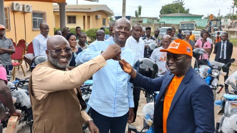 BÉOUMI/Présidentielles 2025 : Doumbia Mamadou offre des motos et des matériels logistiques à la direction départementale de campagne. 