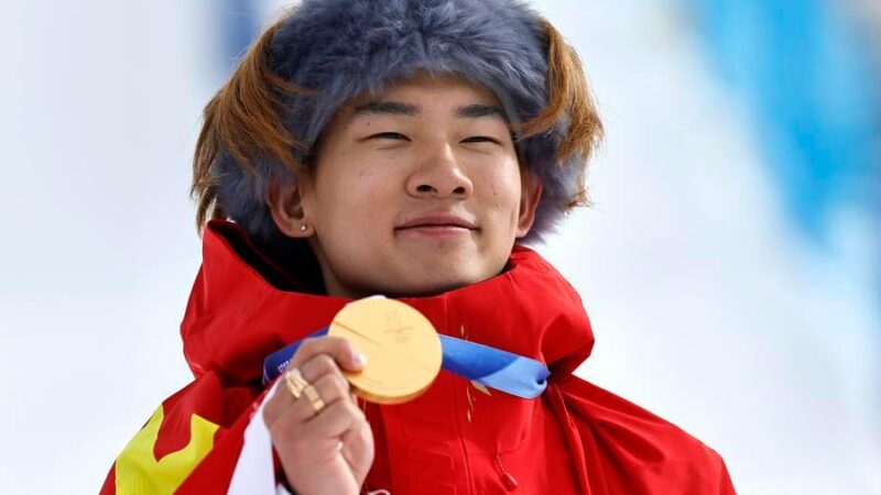 Su Yiming portera le drapeau chinois lors de la cérémonie de clôture des Jeux de Milan Cortina