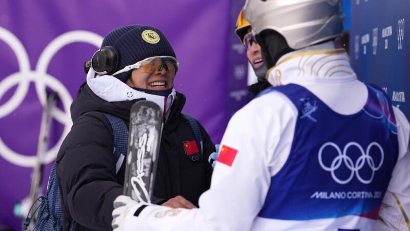 Un couple chinois entre dans l&rsquo;histoire des JO de Milan-Cortina 2026 avec un doublé en or en saut acrobatique