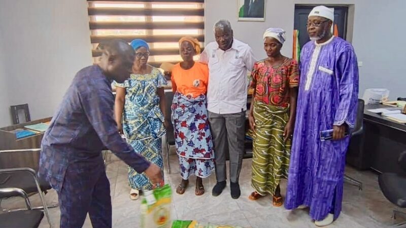 Biankouma : le maire Maniga Gba Jean Jacques apporte son soutien à deux mères en difficulté