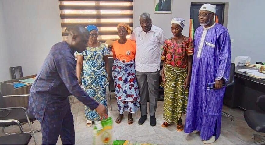 Biankouma : le maire Maniga Gba Jean Jacques apporte son soutien à deux mères en difficulté