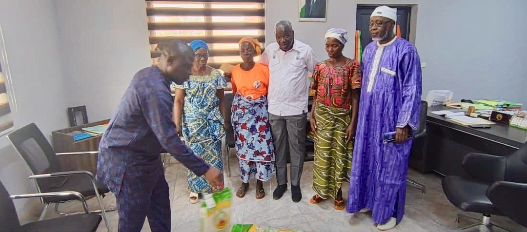 Biankouma : le maire Maniga Gba Jean Jacques apporte son soutien à deux mères en difficulté