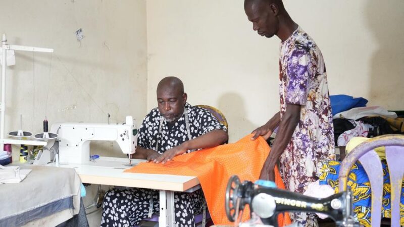 (Multimédia) Un styliste ivoirien mise sur l&rsquo;éco-mode pour redynamiser l&rsquo;image d&rsquo;une commune d&rsquo;Abidjan (REPORTAGE)