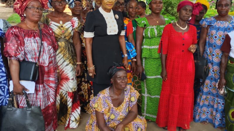 Logoualé : des groupements de femmes rendent un vibrant hommage à Jeannette Badouel à l’occasion de la fête des mères