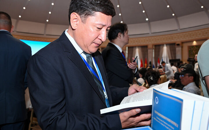 (Multimédia) Un rapport sur la pensée de Xi Jinping sur l&rsquo;édification du Parti publié à Bichkek en kirghize et en russe