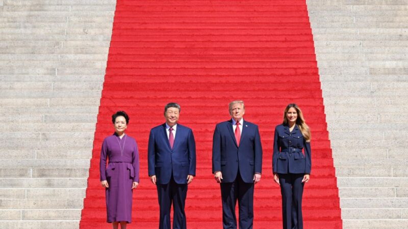 Xi Jinping et Peng Liyuan visitent les Archives nationales des Etats-Unis avec Donald Trump et son épouse