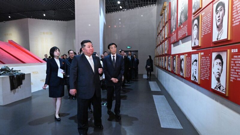 Le plus haut conseiller politique chinois accompagne le dirigeant suprême de la RPDC lors d&rsquo;une visite dans une ville frontalière